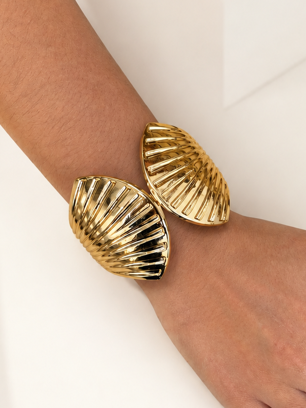 gold seashell